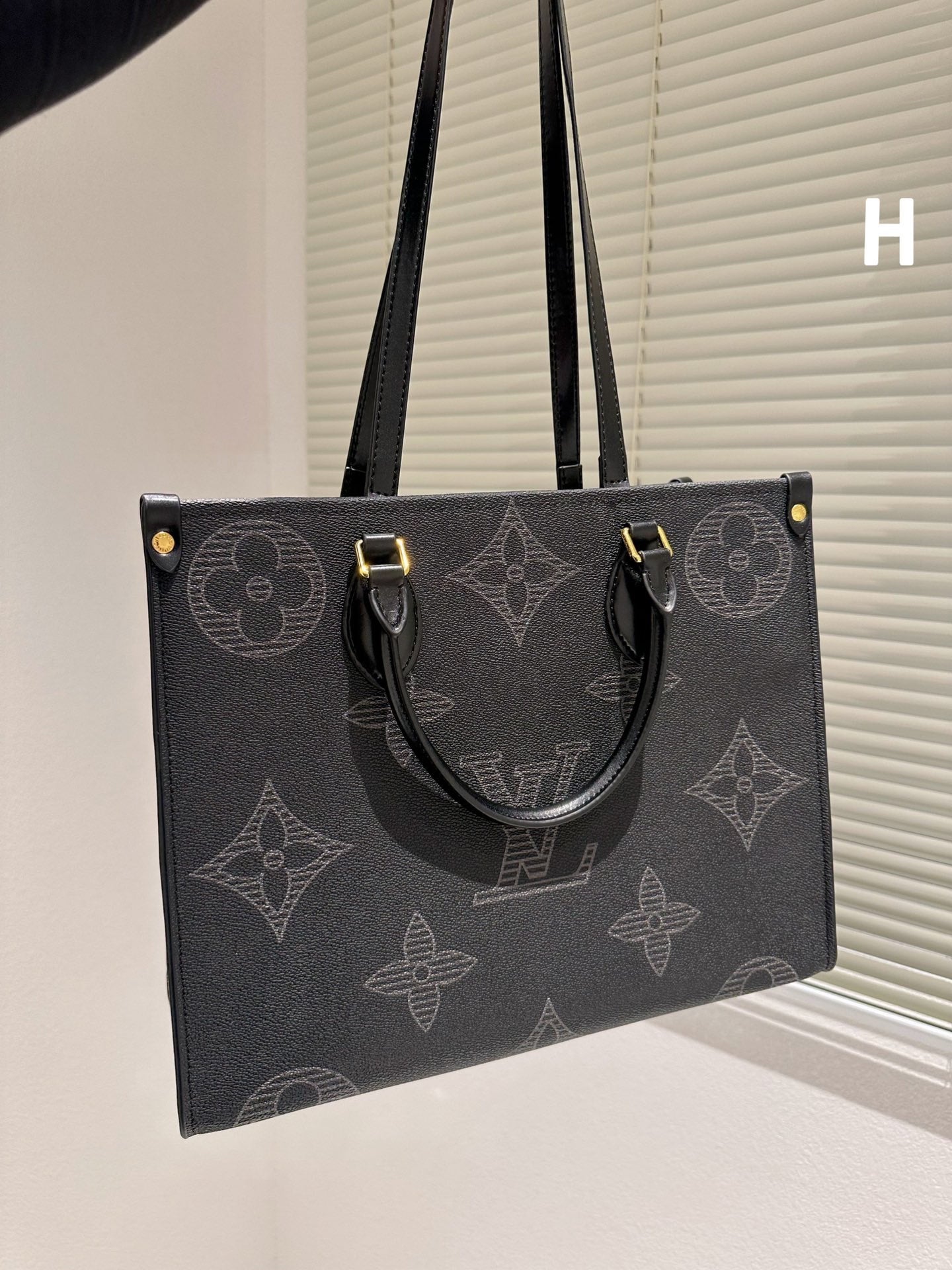 Lv black tote online